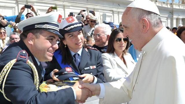 L'incontro fra il Papa e la municipale dell'Empolese Valdelsa