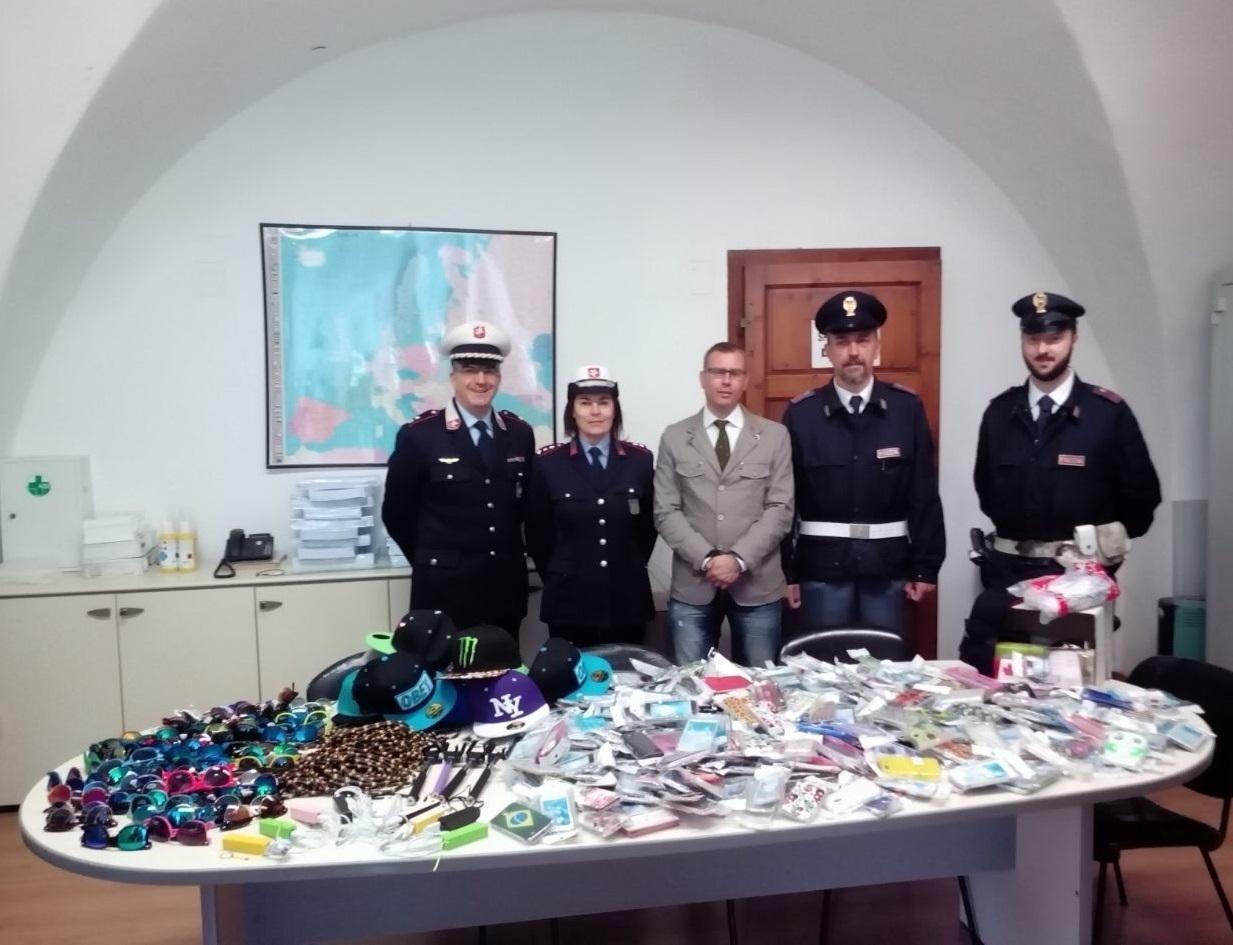La merce sequestrata da polizia e agenti della municipale