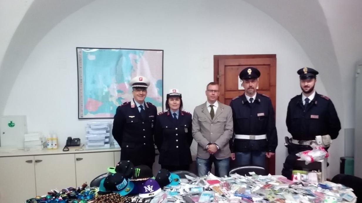 La merce sequestrata da polizia e agenti della municipale