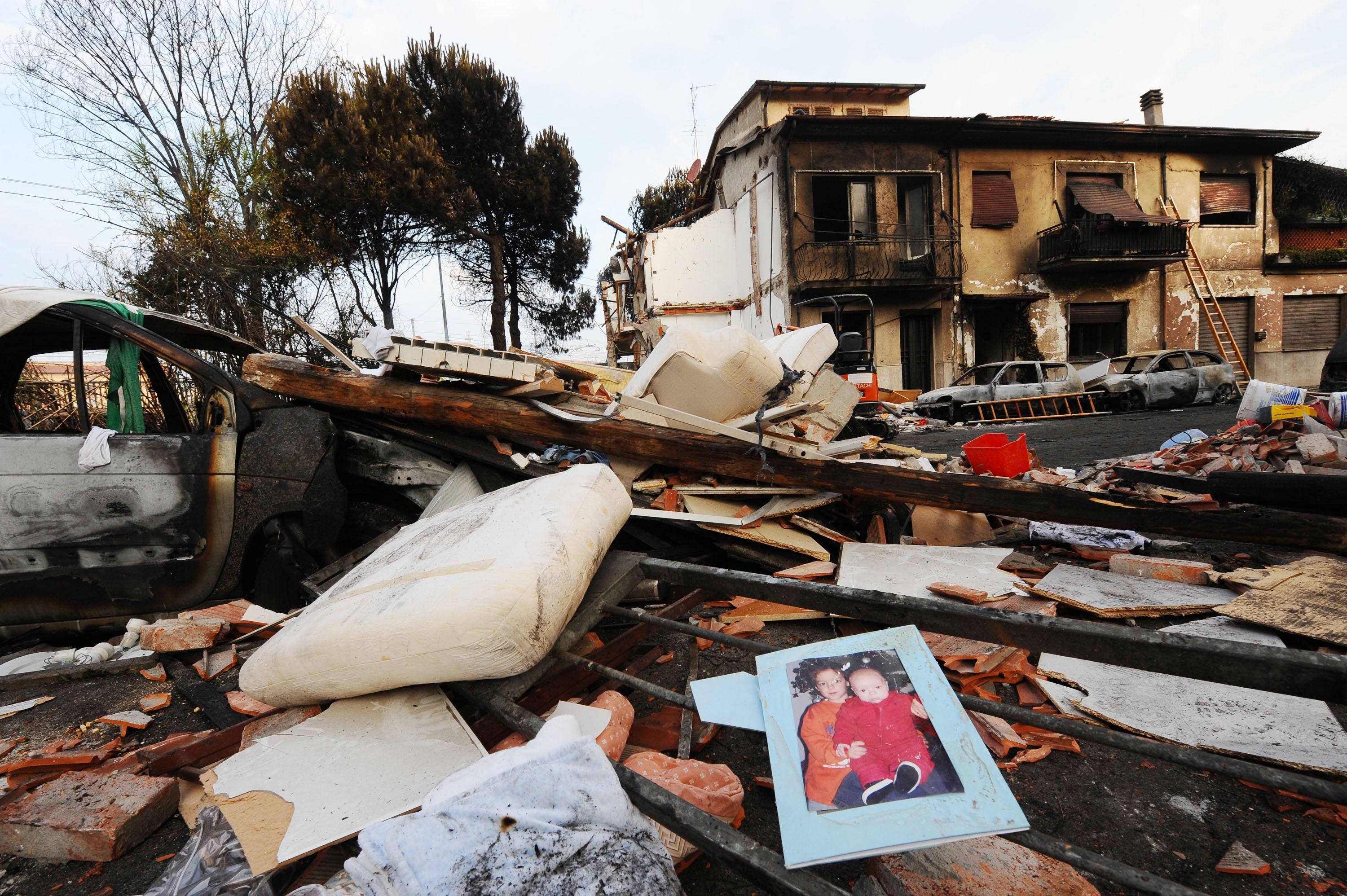 La foto di Luca e Lorenzo Piagentini tra le macerie della loro casa in via Porta Pietrasanta (foto d'archivio)