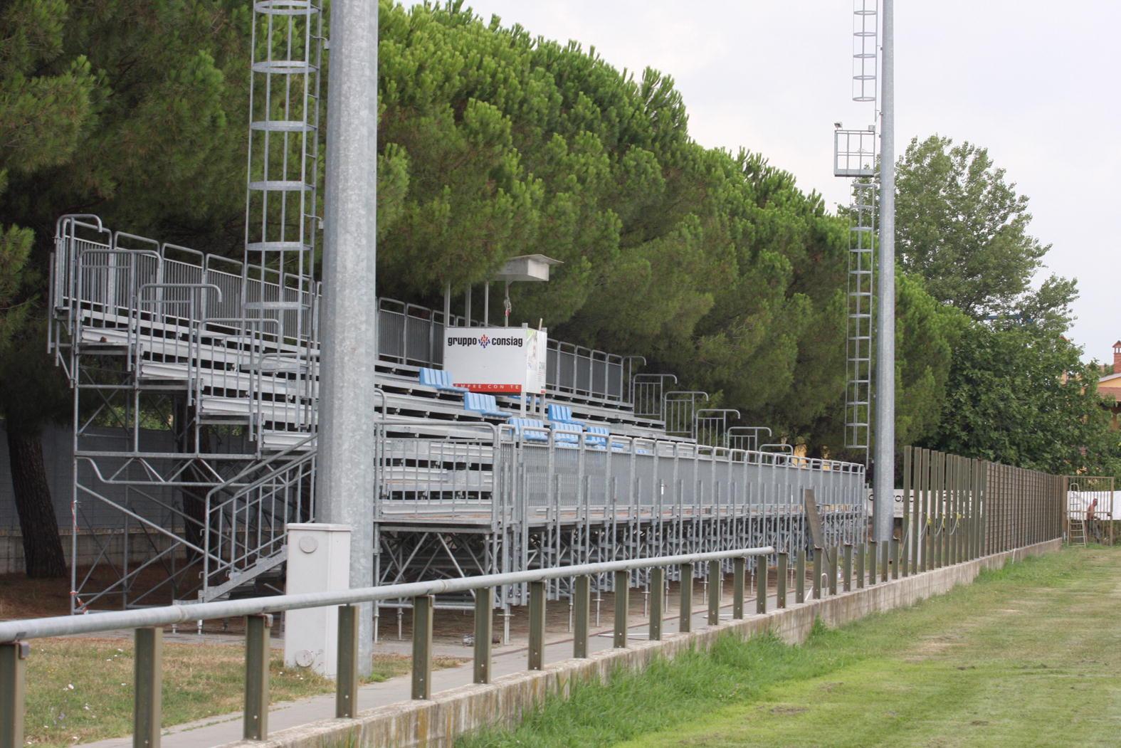 Le tribune del Chersoni a Iolo (foto Batavia)