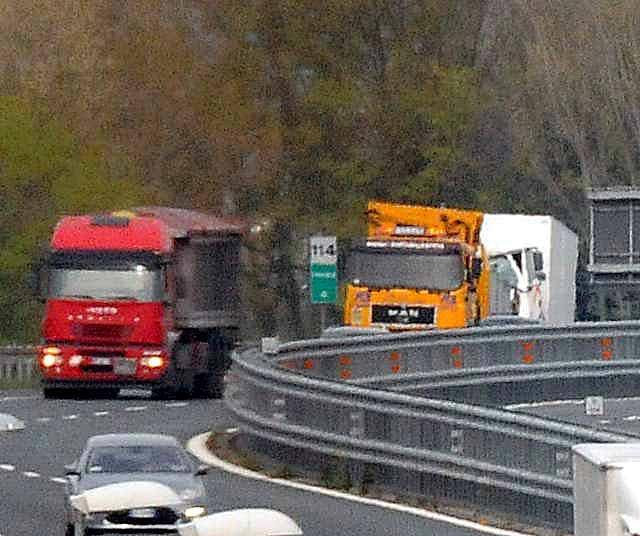 Scontro fra Tir sull'autostrada vicino a Massa. Due feriti