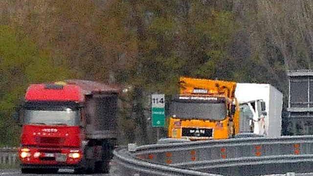 Scontro fra Tir sull'autostrada vicino a Massa. Due feriti