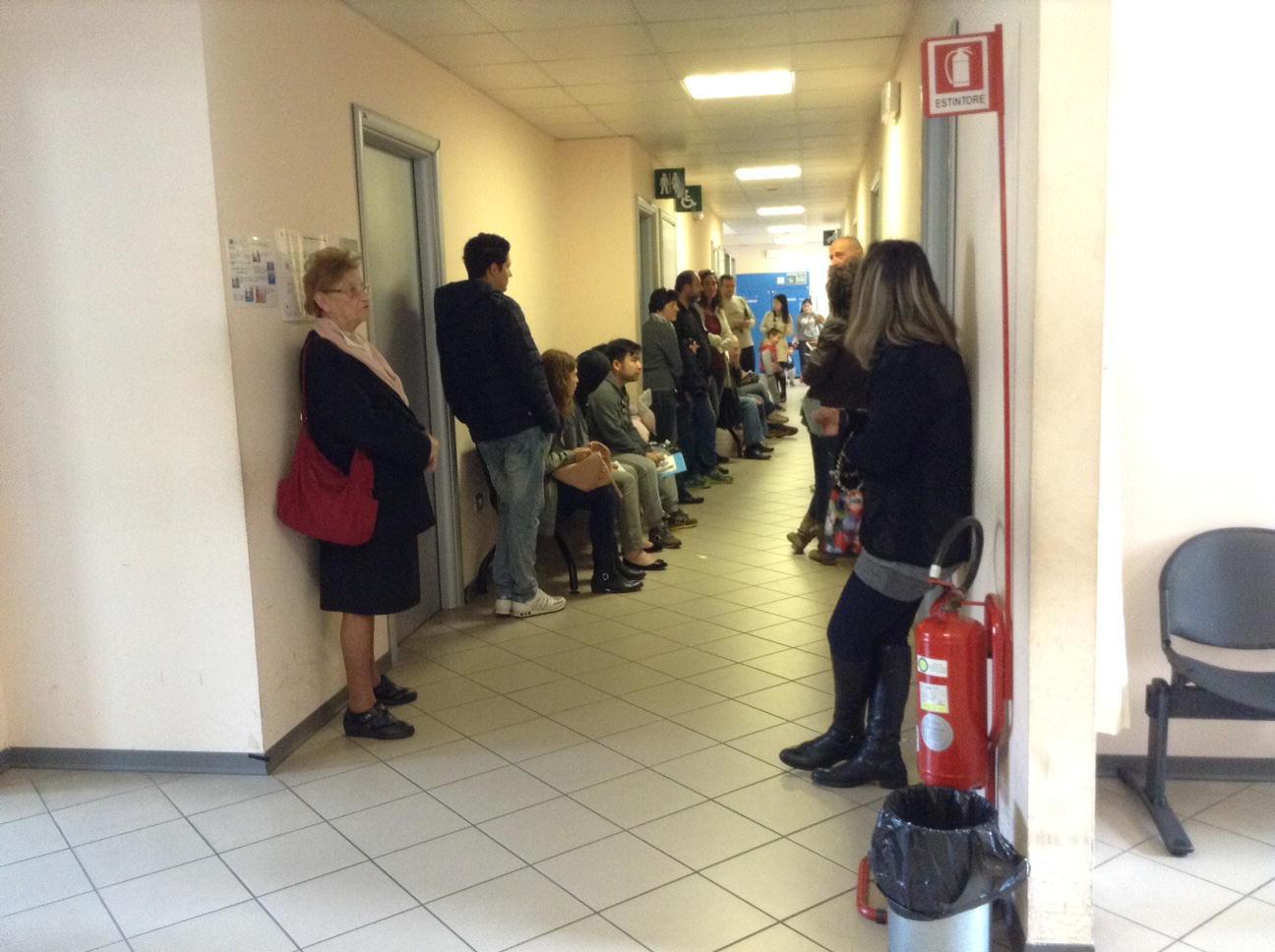 Vaccini anti meningite, decine e decine di persone in fila in via Lavarone (foto Batavia)