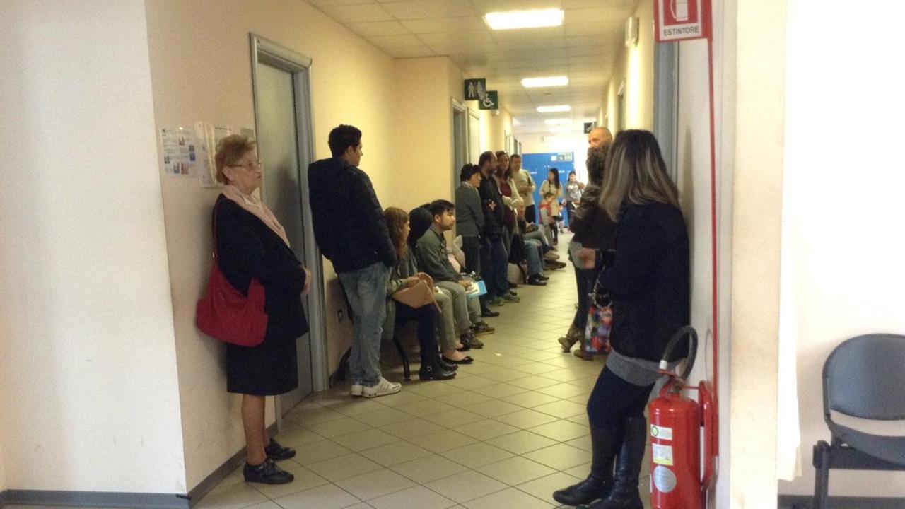 Vaccini anti meningite, decine e decine di persone in fila in via Lavarone (foto Batavia)