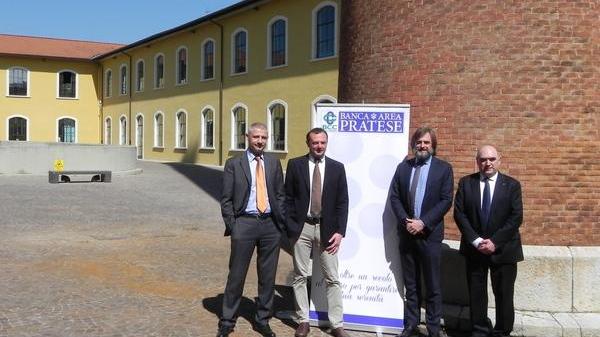 Andrea Cavicchi, Roberto Molinelli, Filippo Guarini e Mauro Focardi Olmi davanti al museo del Tessuto