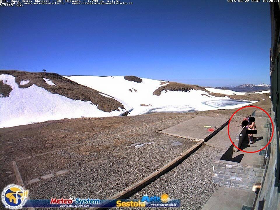 Sesso ad alta quota, ma occhio alla webcam...