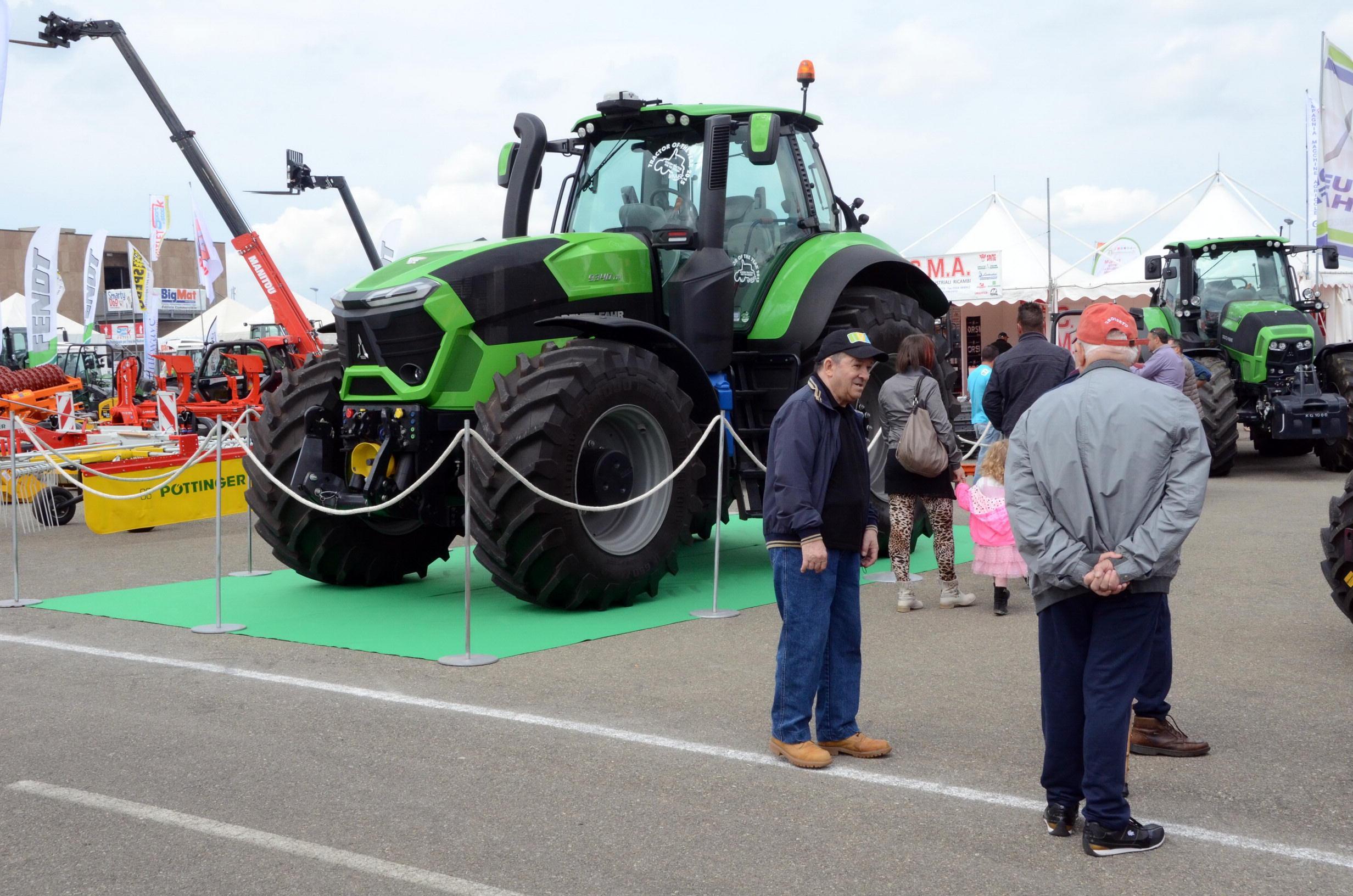 Un trattore in bella mostra nel piazzale della Fiera del Madonnino (foto Agenzia Bf)