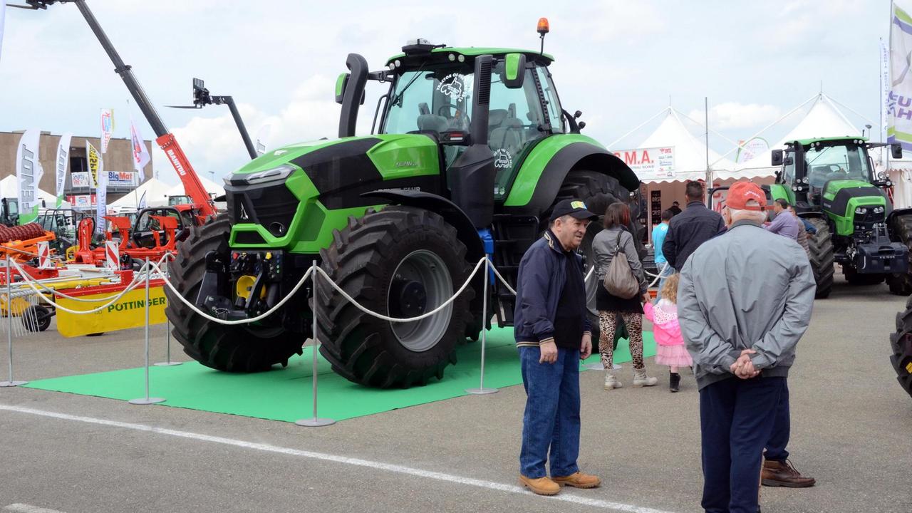 Un trattore in bella mostra nel piazzale della Fiera del Madonnino (foto Agenzia Bf)