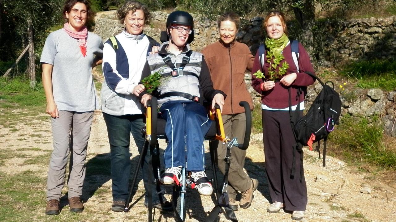 Un momento della presentazione della carrozzina per disabili
