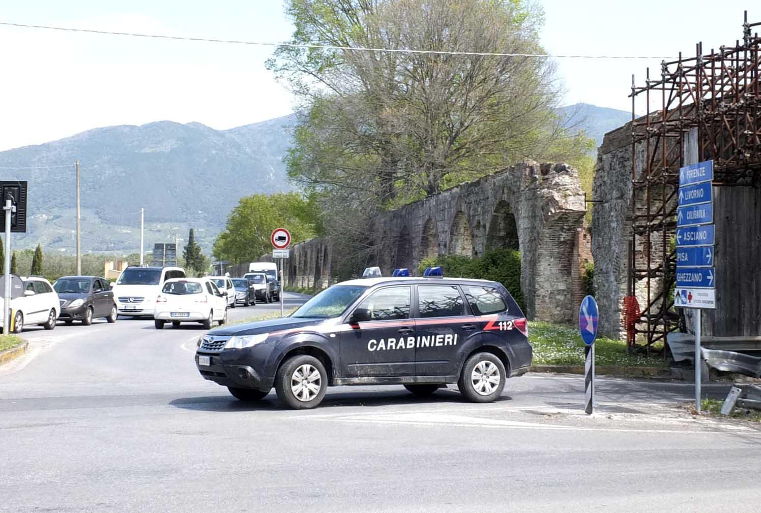 Si impossessa di un portafoglio, bloccato dopo un inseguimento