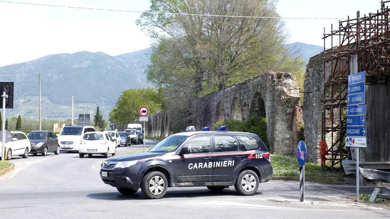 Si impossessa di un portafoglio, bloccato dopo un inseguimento