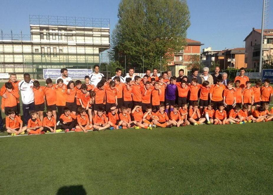Foto di gruppo fra i ragazzi dell'Ac Vannucci e della Pistoiese