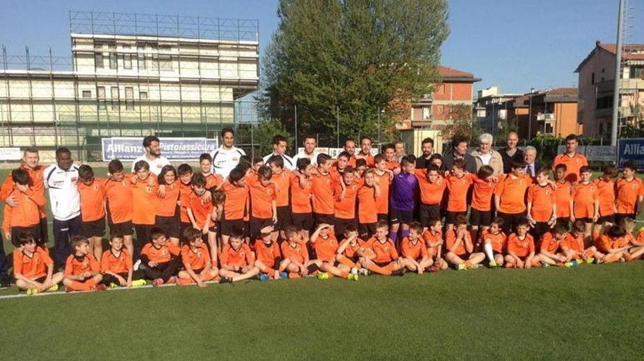 Foto di gruppo fra i ragazzi dell'Ac Vannucci e della Pistoiese
