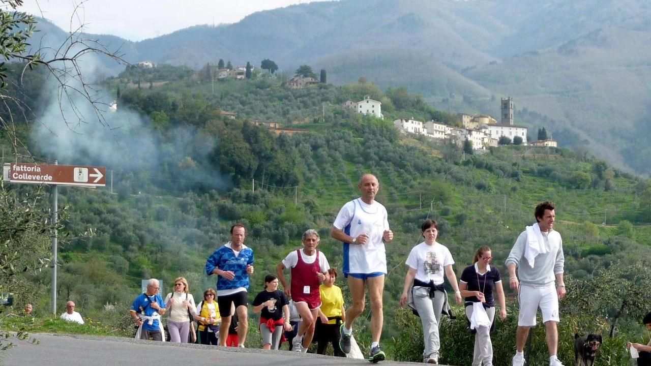 Un fiume di podisti tra le storiche dimore della Lucchesia