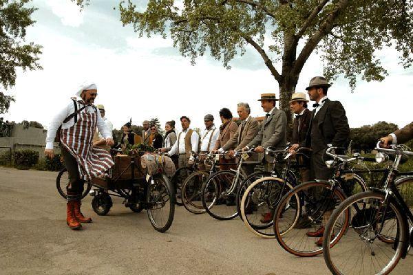 Il Gruppo Storico Bisenzia alla partenza del Tweed Ride (foto dal profilo Facebook del gruppo)