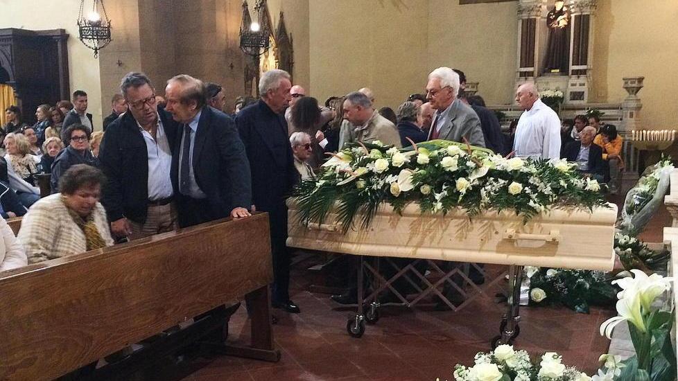 Tanti bambini per il saluto a Michele Vannelli