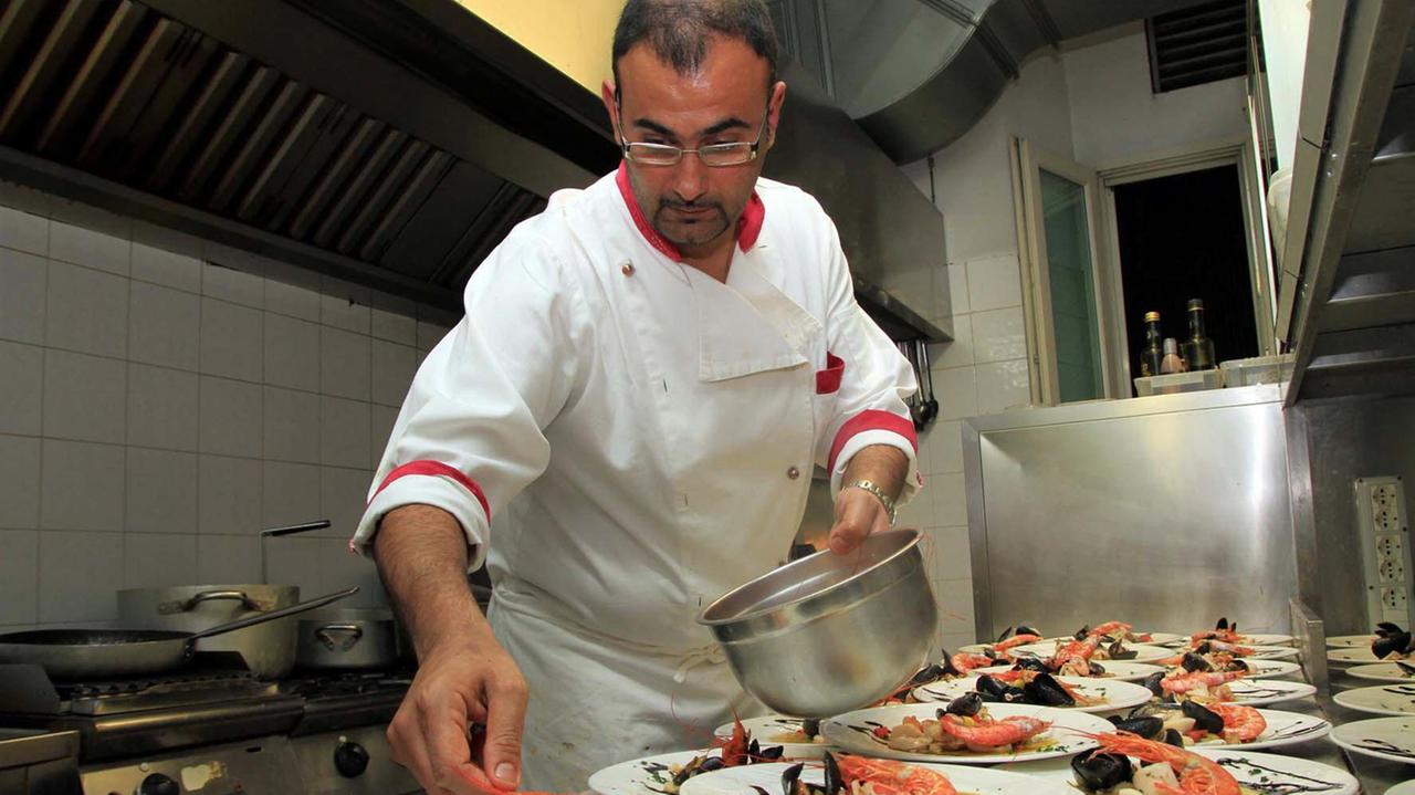 La preparazione di alcuni piatti nella cucina di un ristorante (foto d'archivio)