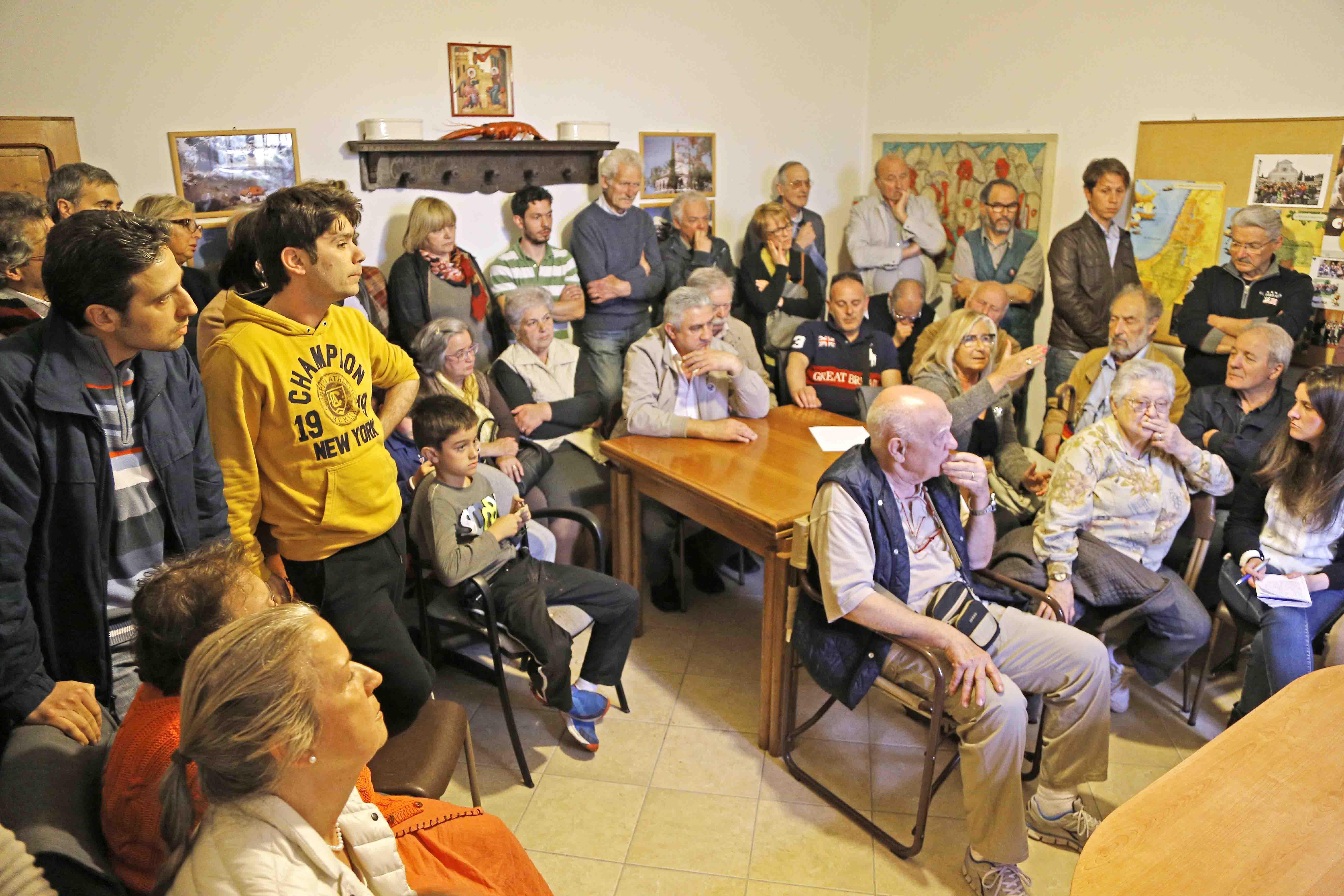 I residenti di via Bigiano e zone limitrofe durante l'incontro col sindaco (Foto Gori)