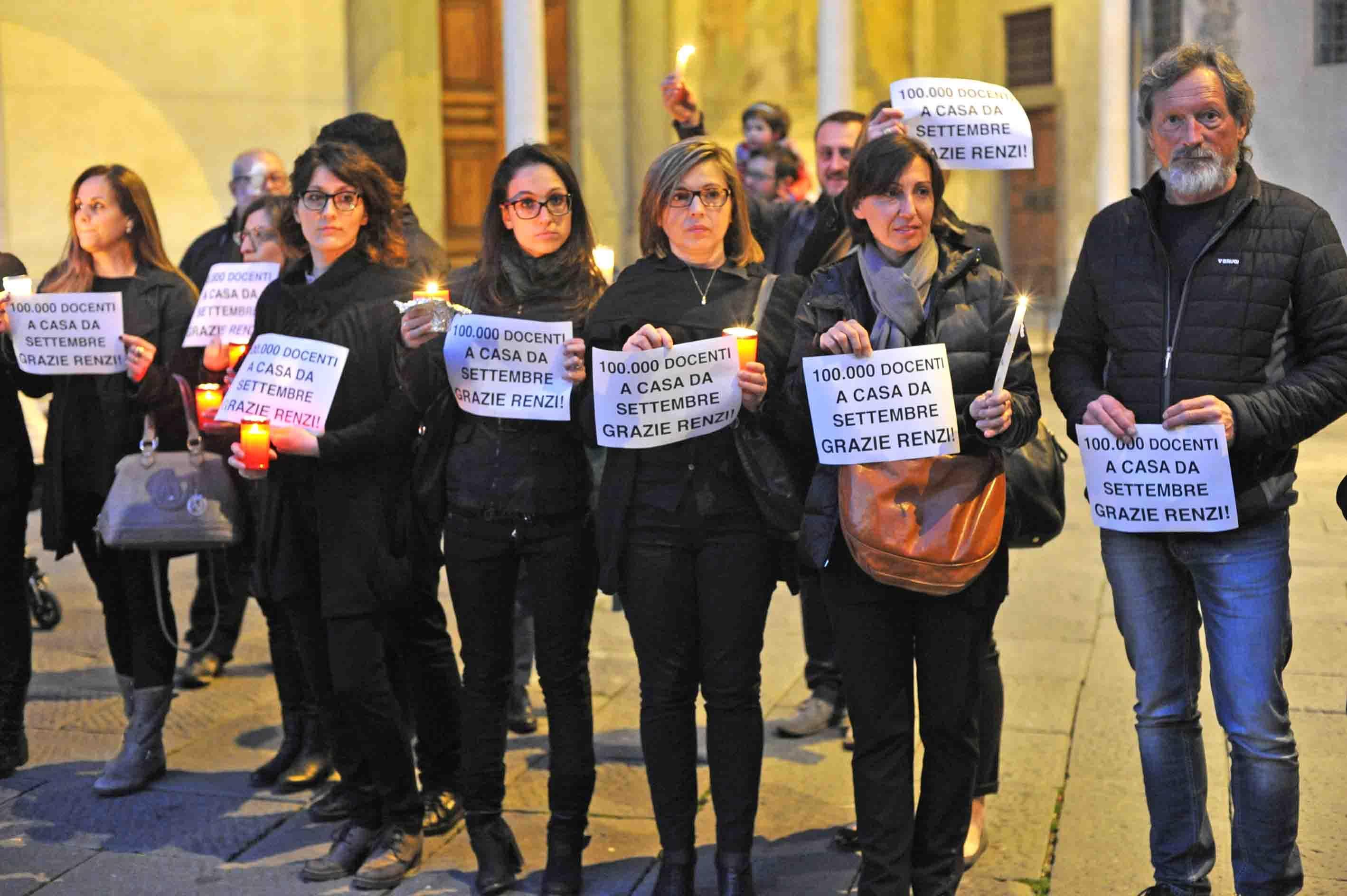 La protesta degli insegnanti in piazza Duomo (Foto Gori)