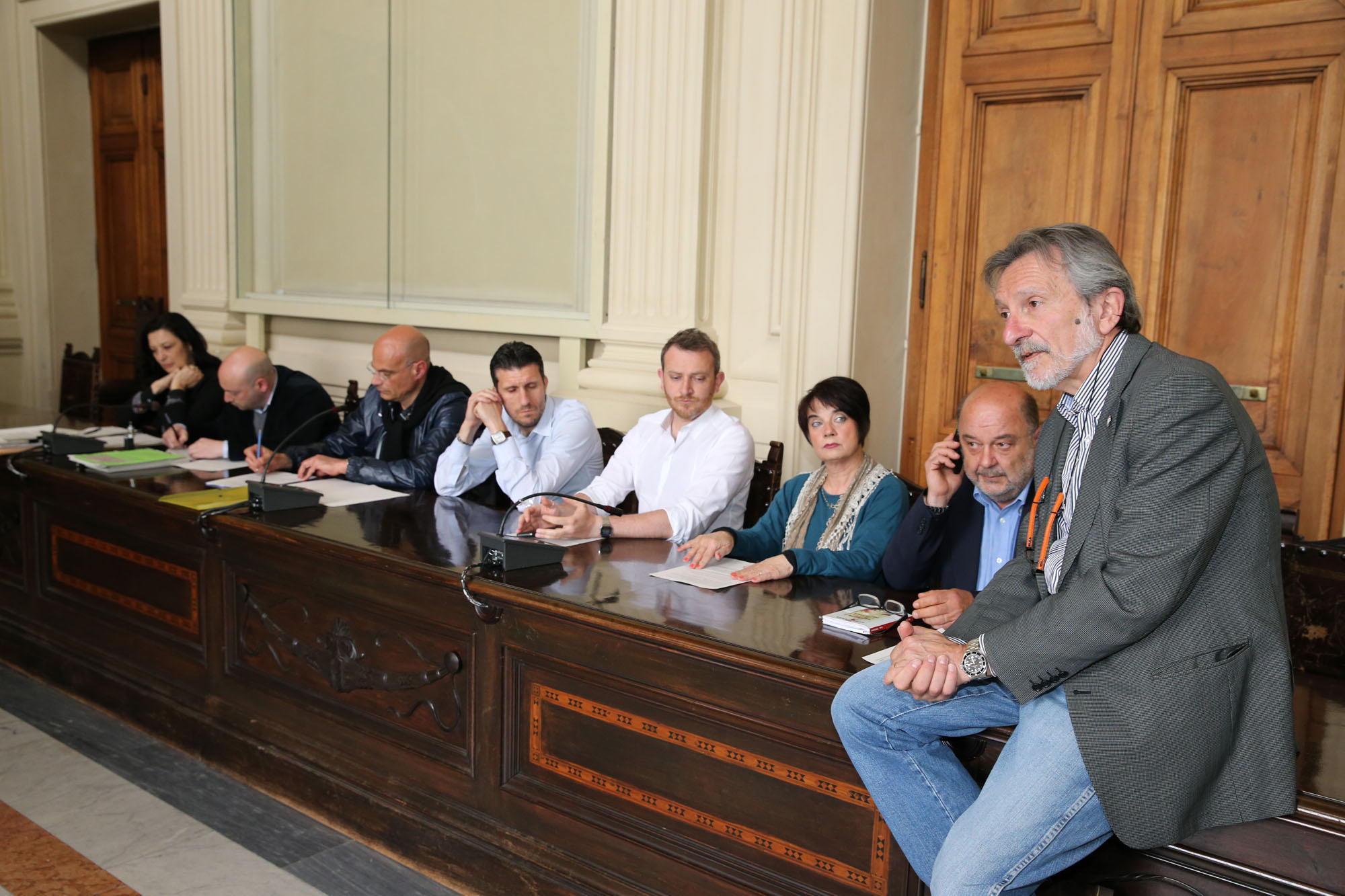 Il sindaco di Montecatini durante la conferenza stampa sul bilancio (Foto Nucci)