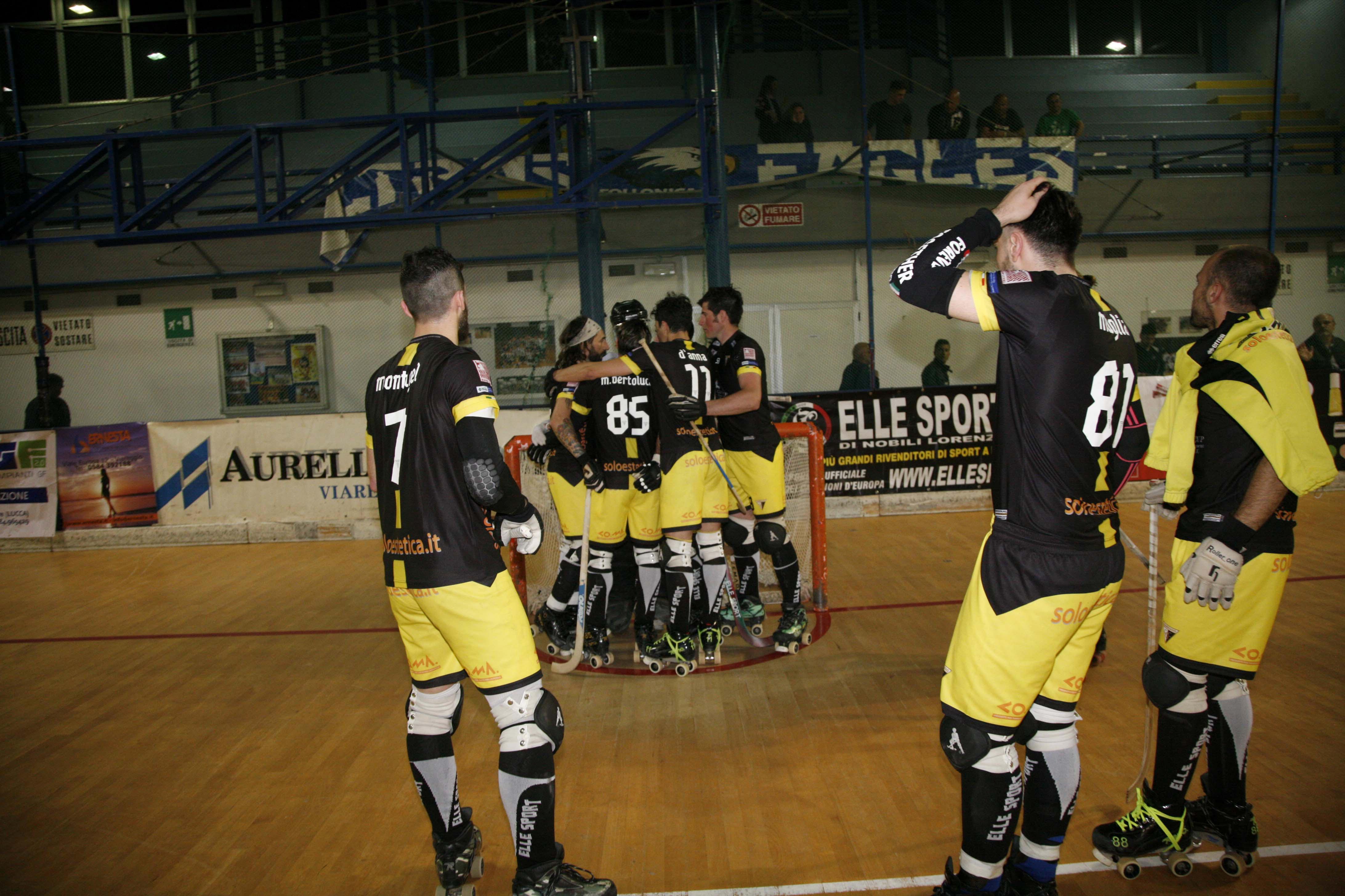 I giocatori del Cgc festeggiano per la vittoria nel derby col Follonica