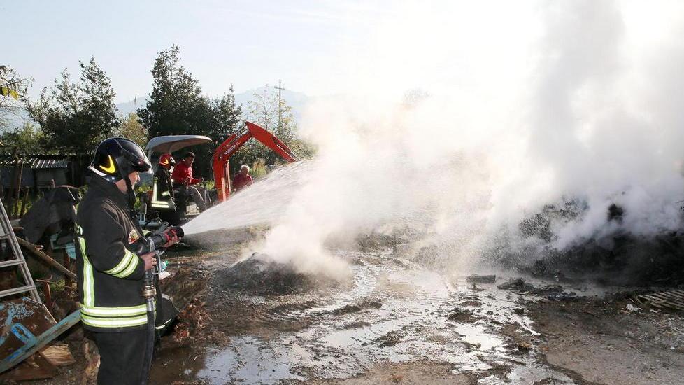 Incendio distrugge una rimessa in via Biccimurri a Larciano