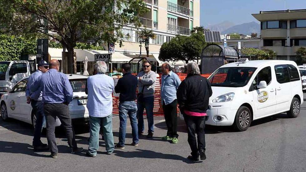 Sfrattati dal parcheggio protestano i tassisti