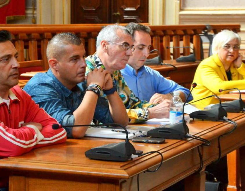 «O li riassumono o salta la convenzione»