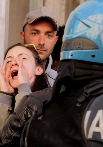 «Ora ha parlato troppo» La passerella al mercato bloccata dai contestatori 