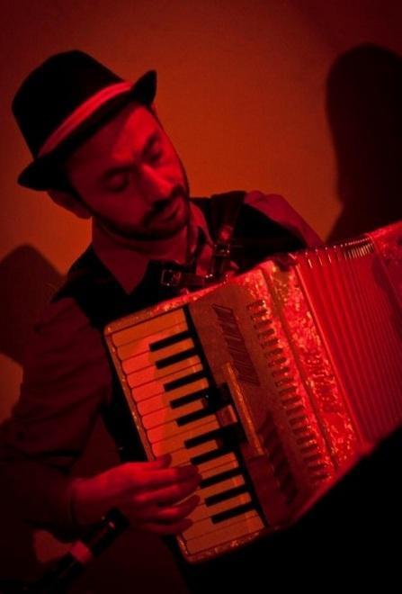 Un concerto di musica popolare davanti alla Basilica fuori le Mura