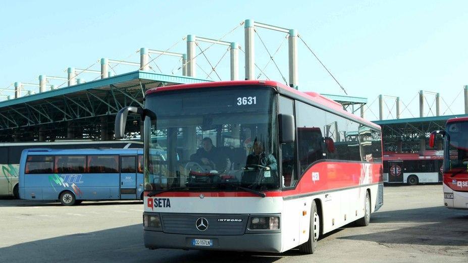 Sugli autobus di Seta o sudi o resti a piedi