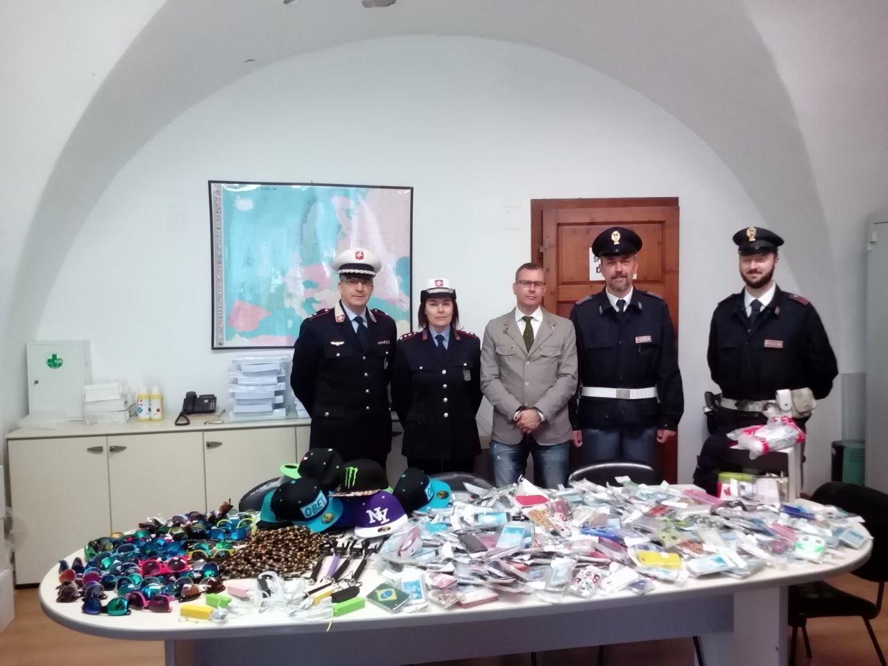Poliziotti e vigili urbani con il materiale sequestrato