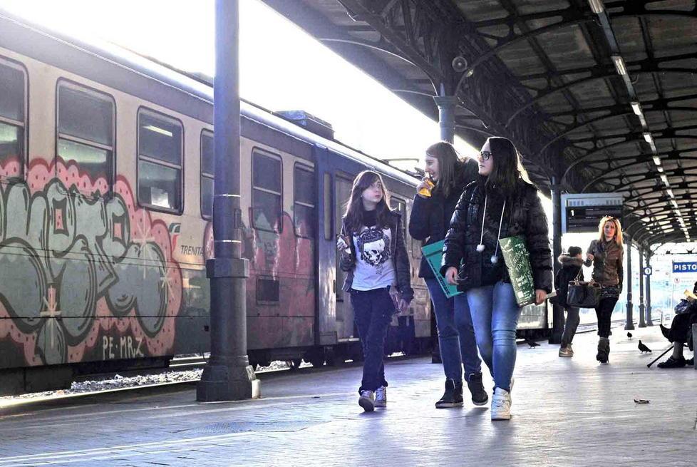 Stazione Fs chiusa di notte e i biglietti non si possono fare 