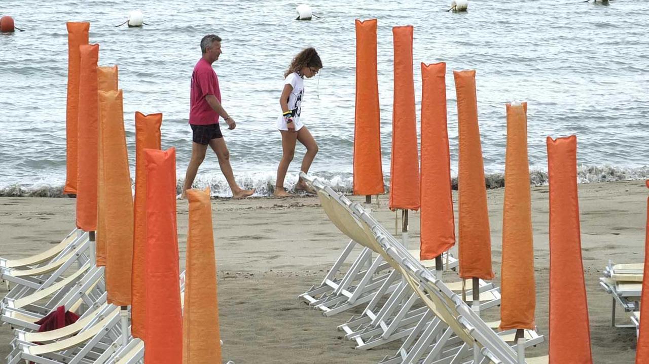 Ombrelloni in uno stabilimento balneare (foto d'archivio)