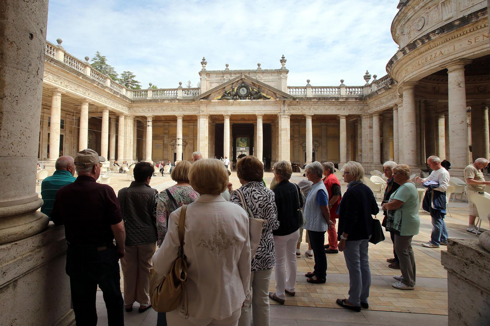 Turisti al Tettuccio nel giorno dell'apertura della stagione (Foto Nucci)