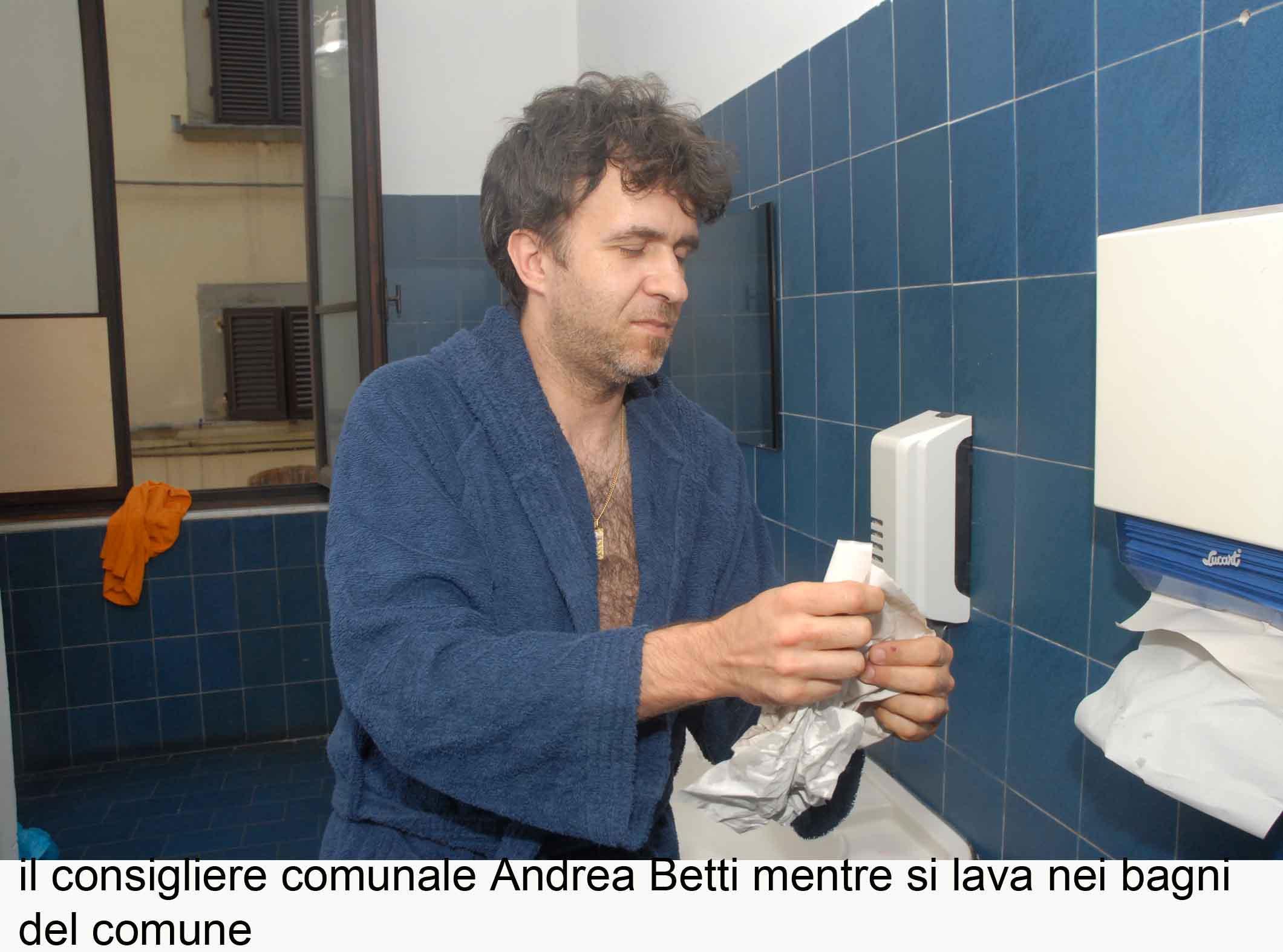 Il consigliere Andrea Betti in un bagno del Comune (Archivio - Foto Gori)