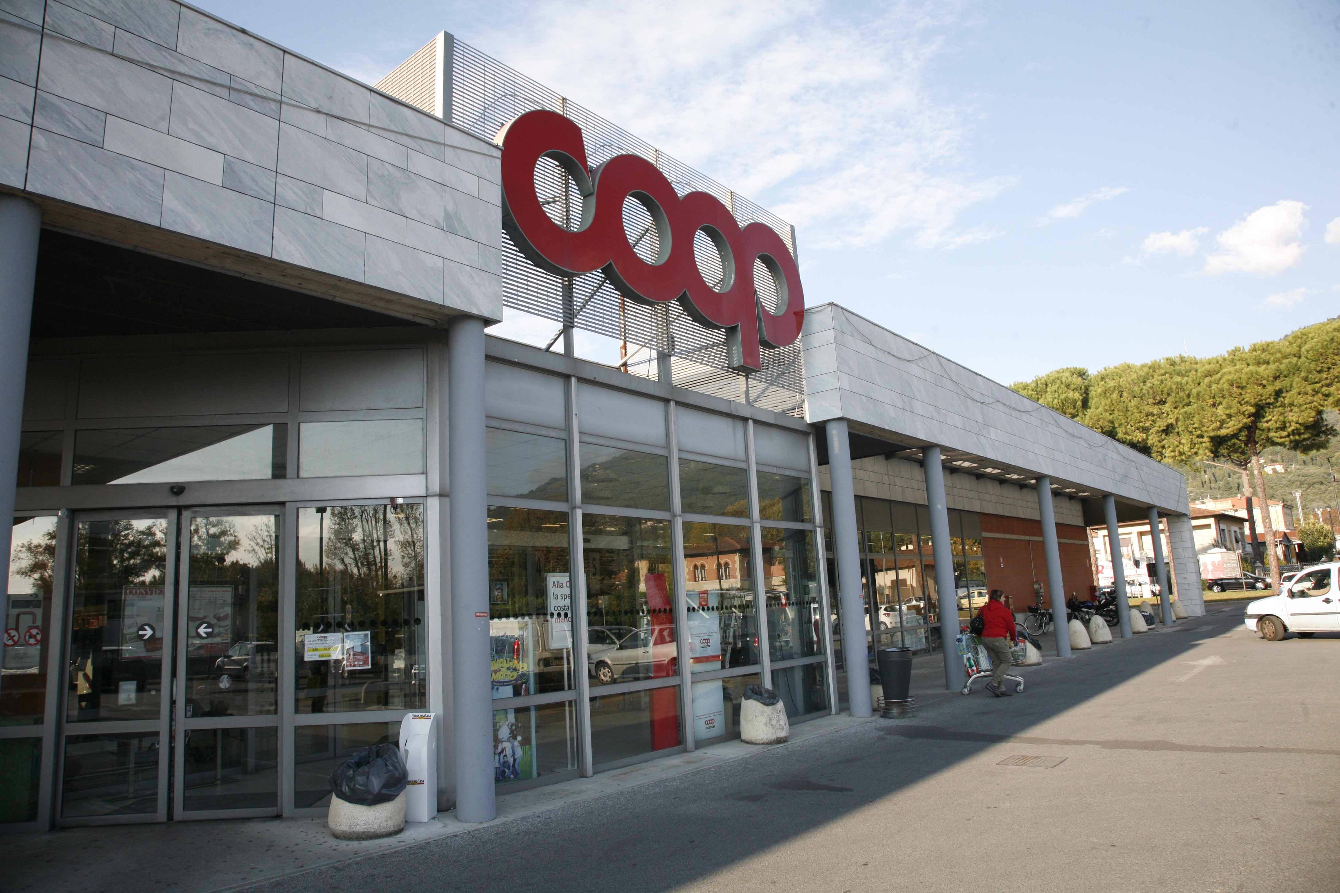 L'esterno di un supermercato Coop (foto di archivio)