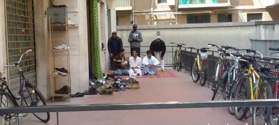 Musulmani in preghiera nella moschea di via Ferrara