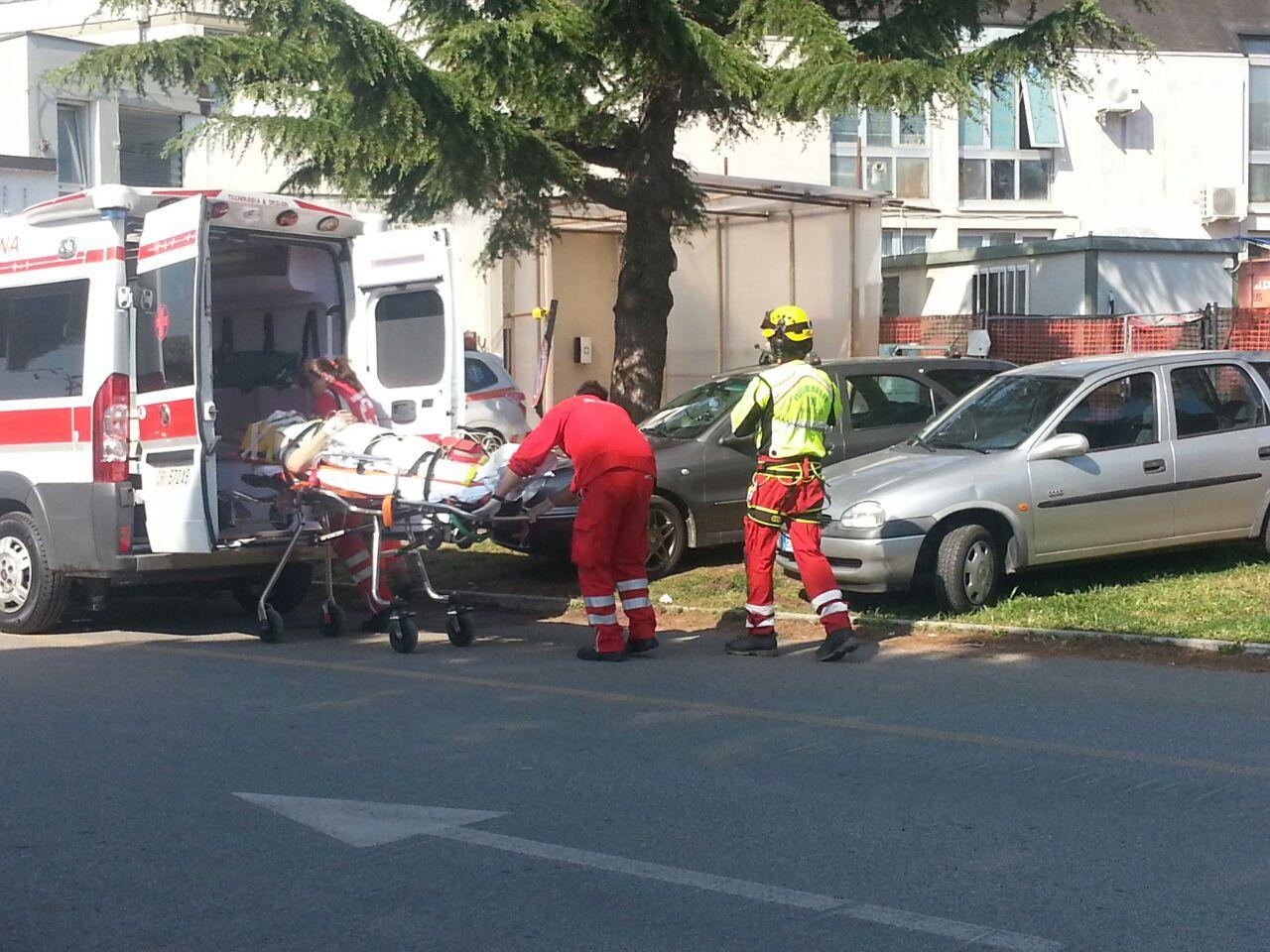 L'ambulanza soccorre il follonichese travolto da un ciclomotore a Follonica