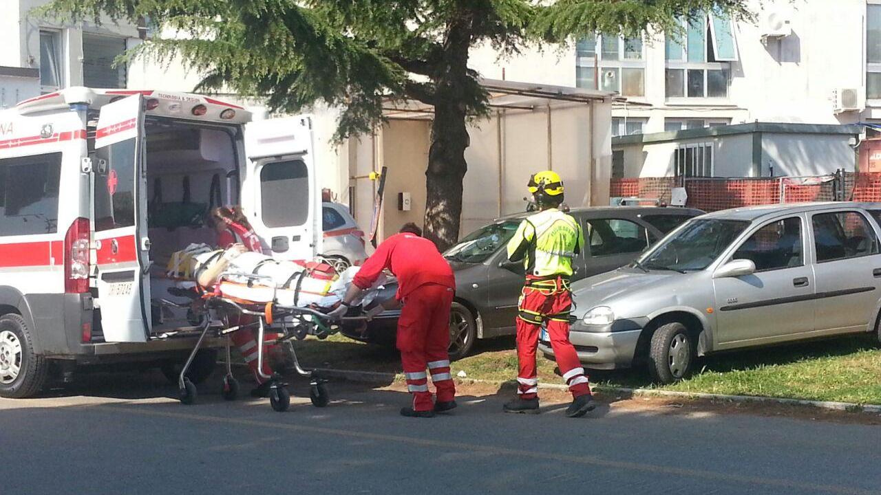 L'ambulanza soccorre il follonichese travolto da un ciclomotore a Follonica