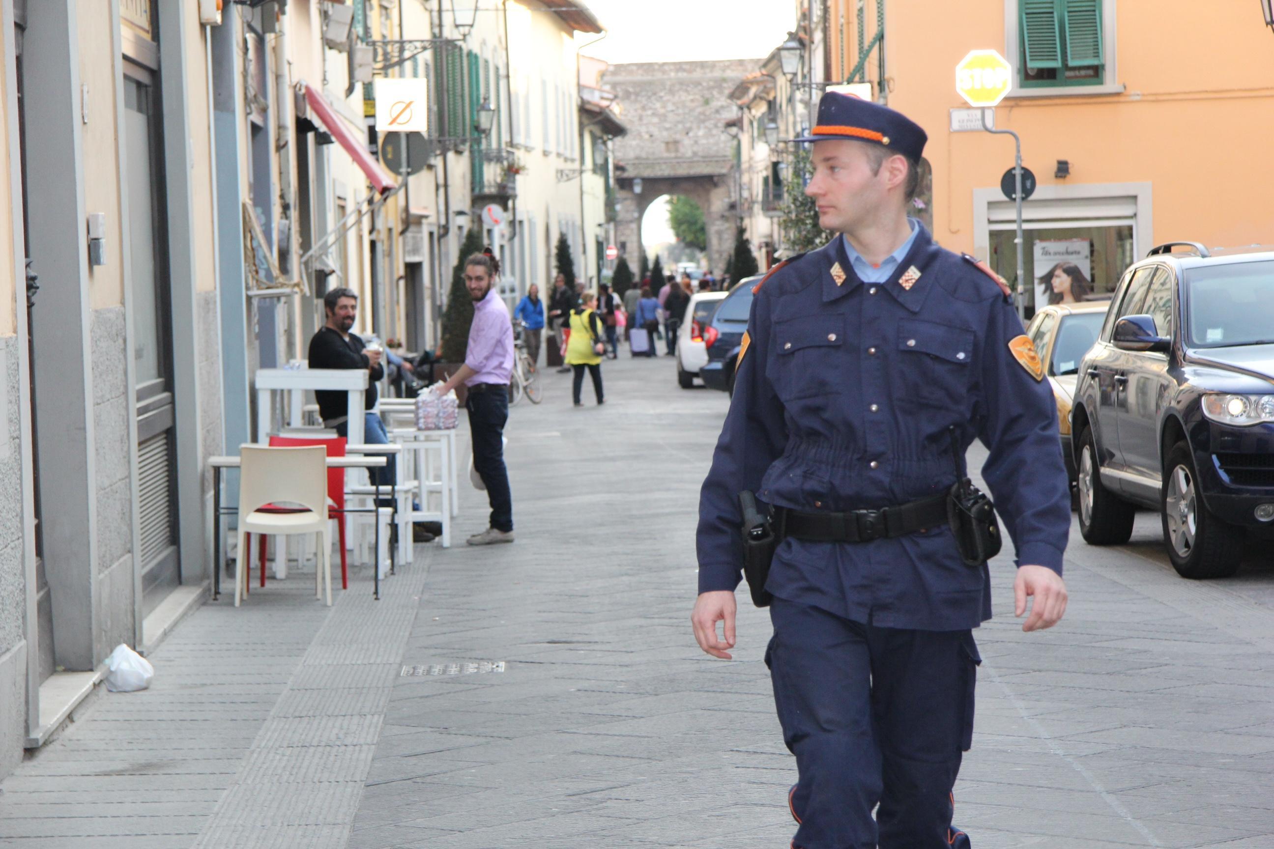La guardia giurata del Globo in azione in via Santa Trinita (foto Batavia)