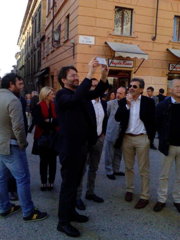 Il ministro Franceschini fotografa le opere di Mitoraj