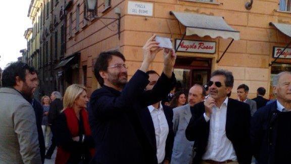 Il ministro Franceschini fotografa le opere di Mitoraj
