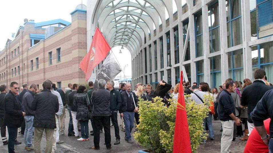 Una protesta dei lavoratori di fronte a Azimut