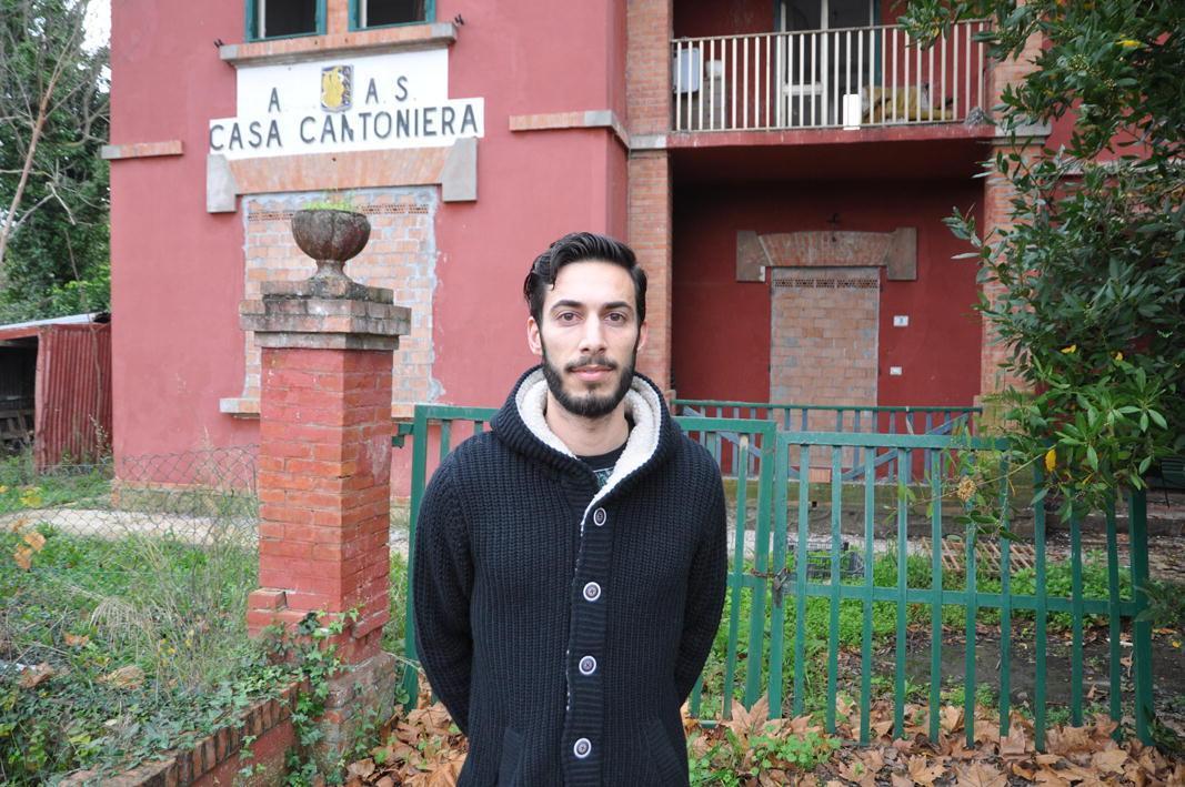 Johnny Calderini di fronte all'ingresso della cantoniera Anas di Donoratico