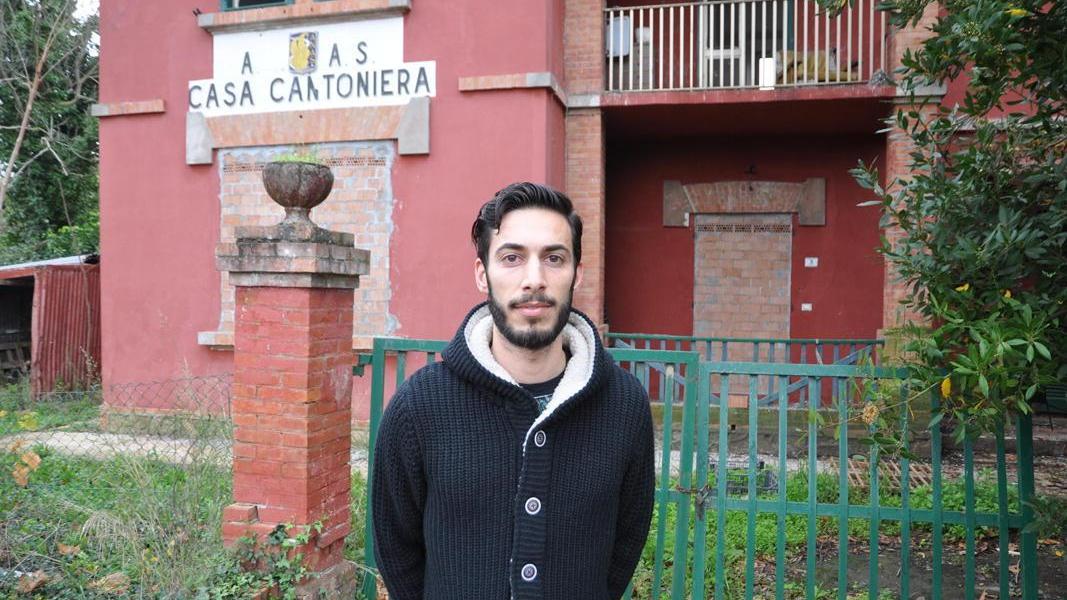 Johnny Calderini di fronte all'ingresso della cantoniera Anas di Donoratico
