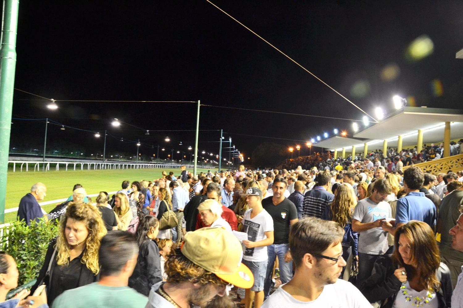 Il pubblico in una serata estiva all'ippodromo Caprilli 