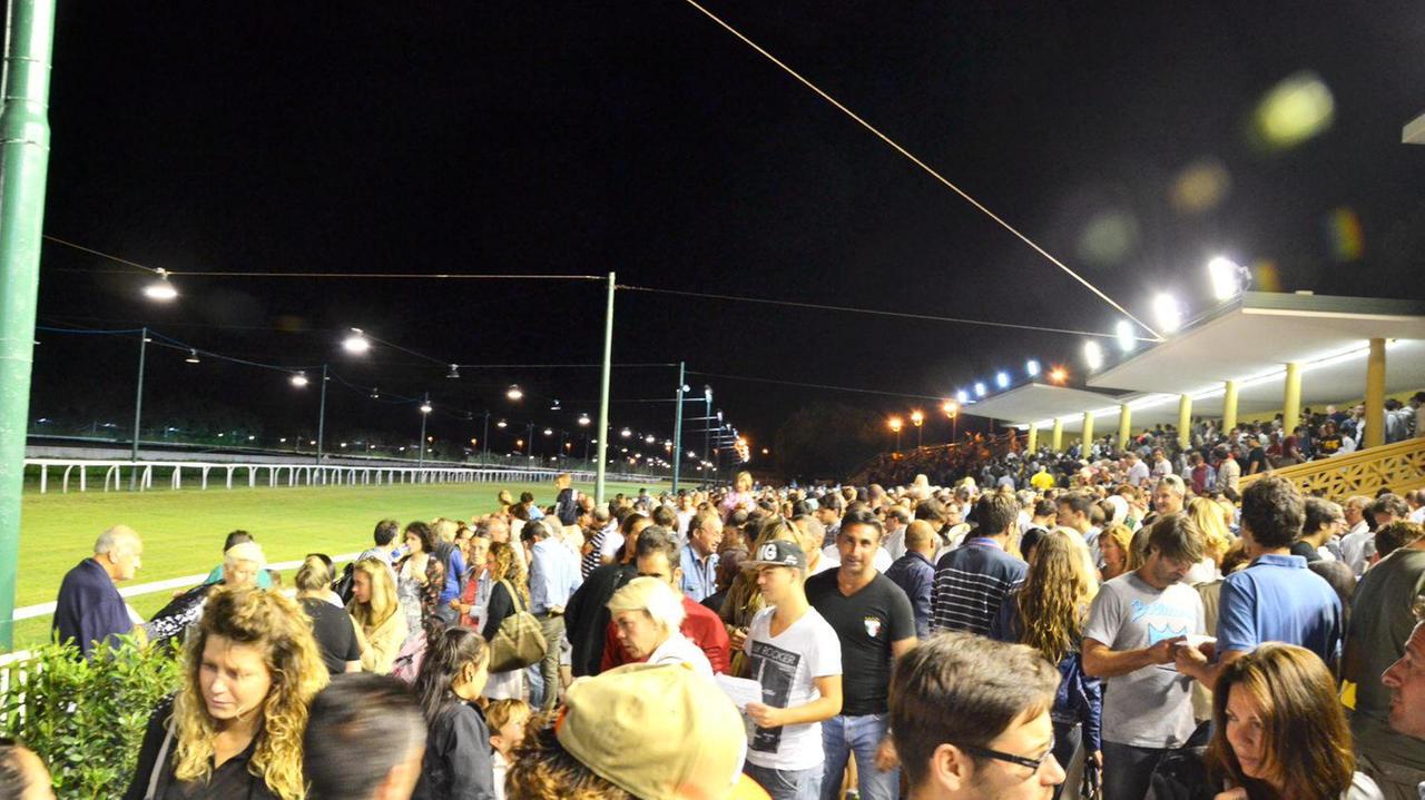 Il pubblico in una serata estiva all'ippodromo Caprilli