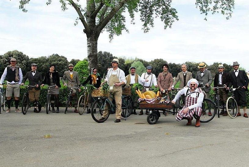 Il gruppo storico Bisenzia al raduno Tweed ride